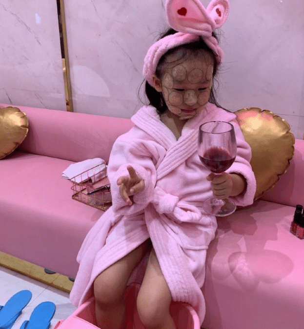 伊能静带女儿探班老公，秦昊陪娃疯玩显宠溺，米粒一字马秀小长腿