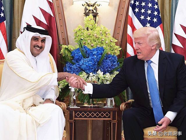 国王外出度假，银行账户突然被冻结，儿子来电：我已经继位了