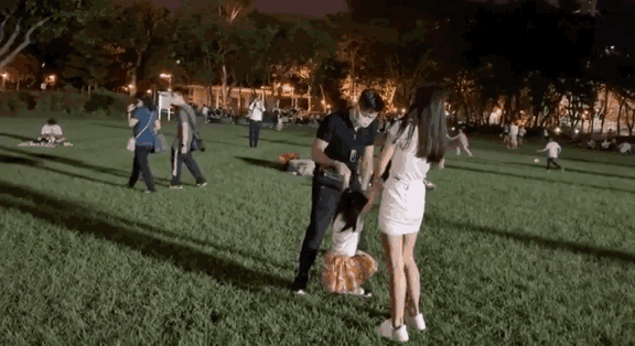 郭富城一岁小女儿首度曝光，爸爸陪着尝试玩单杠，五官像极了外婆