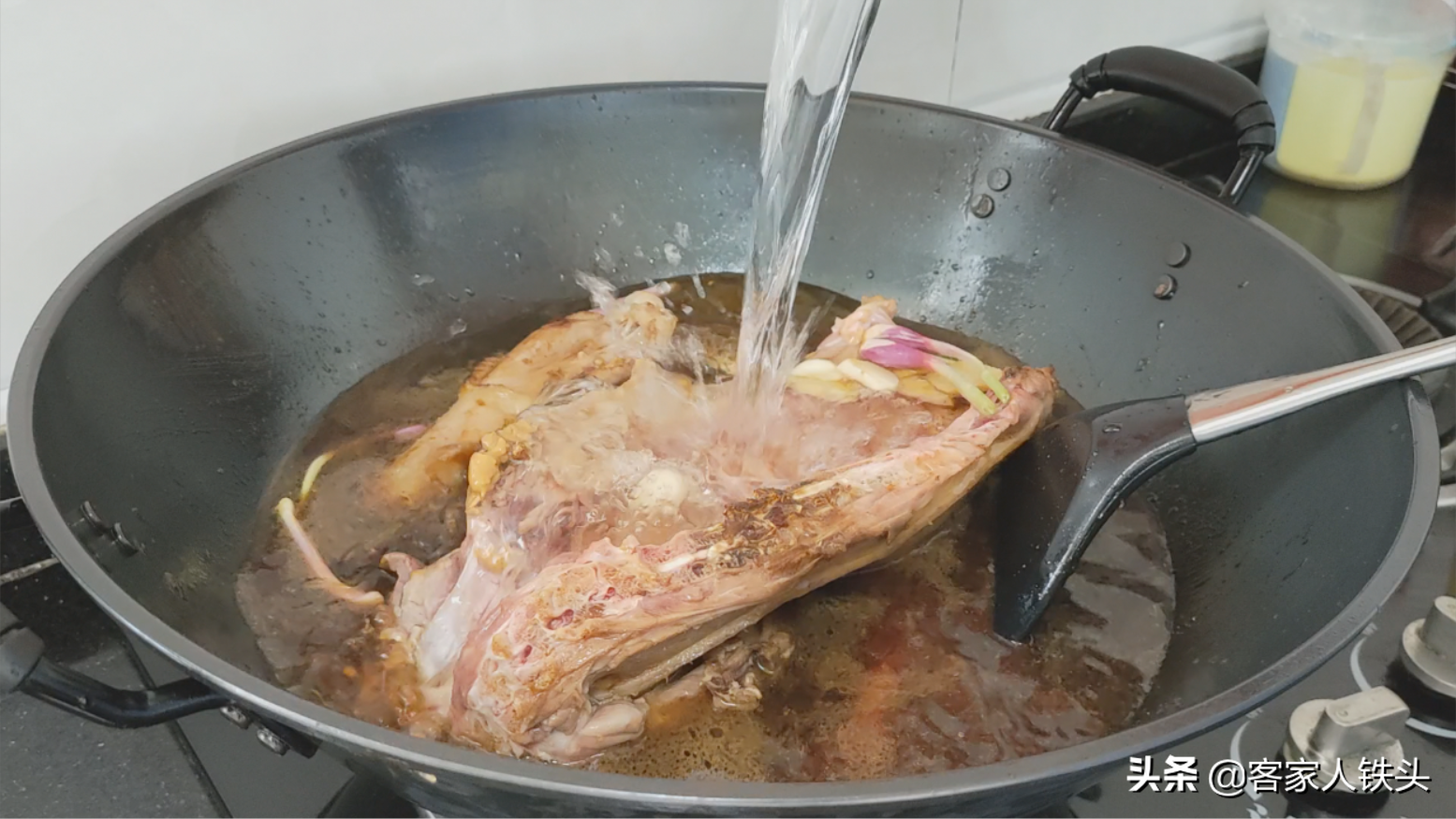 中秋节待客，试试鸭肉一个特色做法，传统味道酱香十足，漂亮好吃