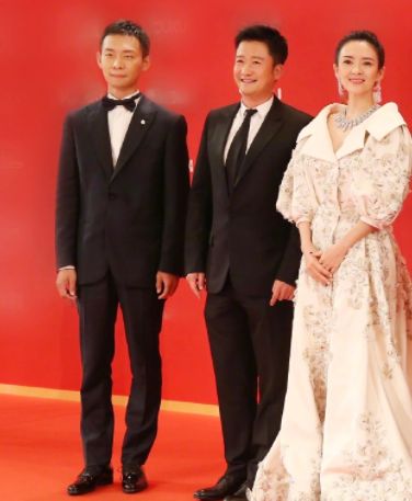 吴京实红！穿7年前结婚礼服走红毯，大牌都蹭他热度？