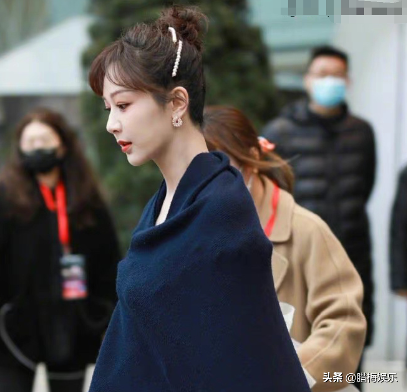 杨紫终于减肥成功，天鹅颈和直角肩都有了，路