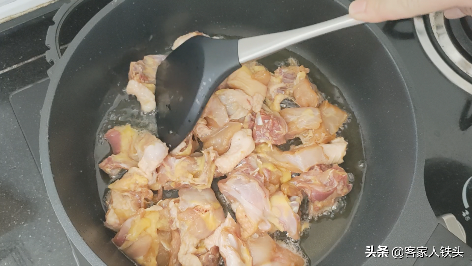 鸡肉配2个鱿鱼，这样做鸡骨头都舍不得吐，越嚼越香，味道真的好