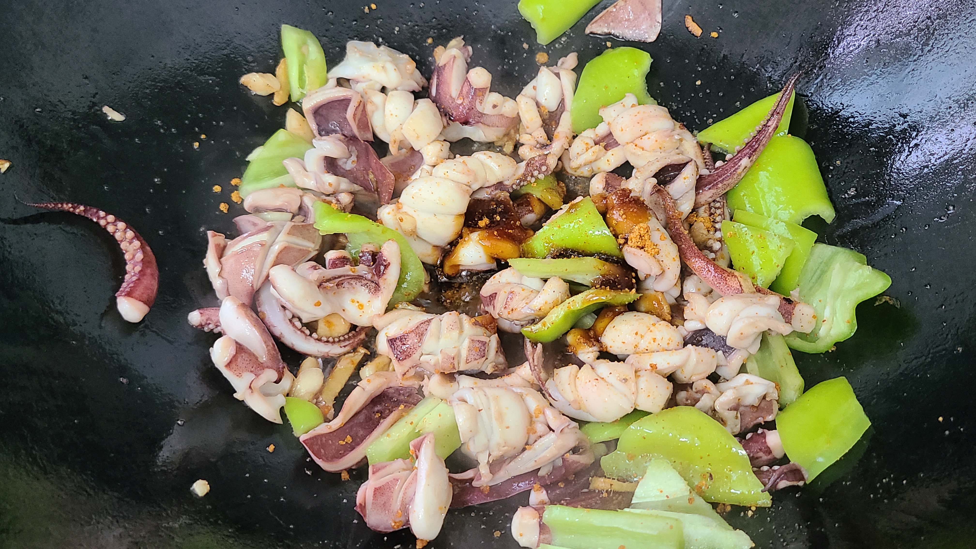 椒盐鱿鱼，是我家经常吃的一道美味家常菜，10分钟就能做好