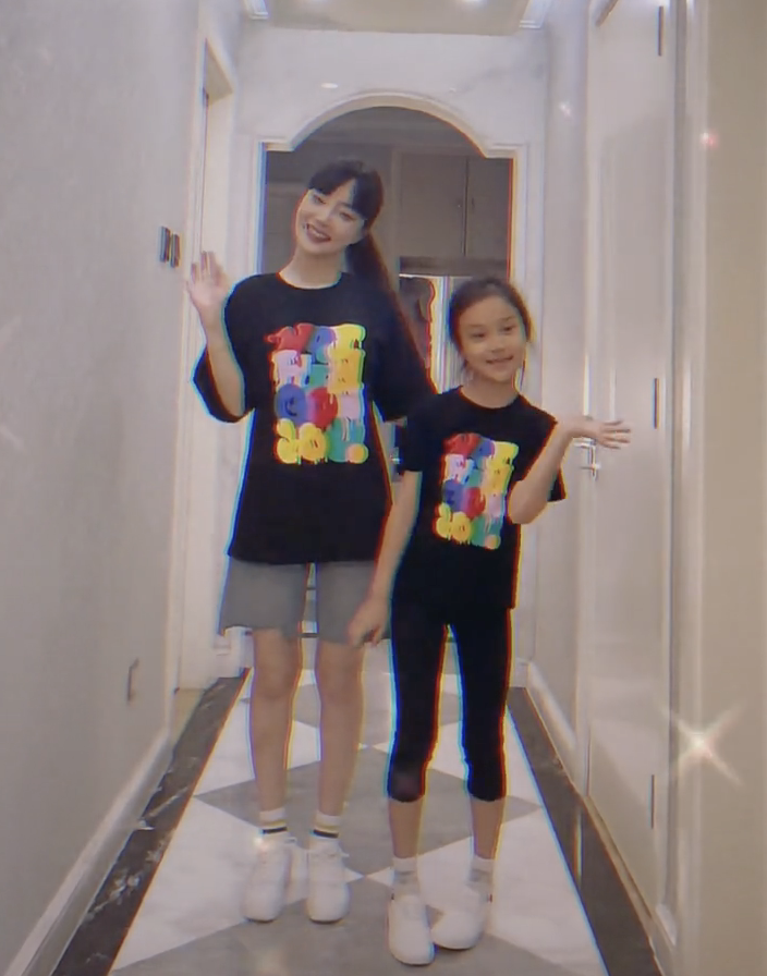李小璐母親節曬母女視頻，各種風格切換，甜馨身高直逼媽媽肩膀