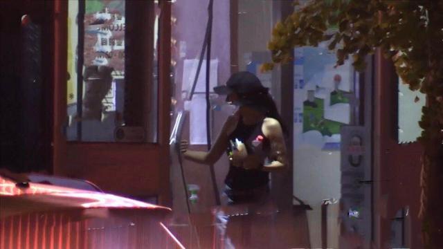 新恋情？文章与妙龄女子挽手并肩轧马路，真容曝光清纯远胜马伊琍