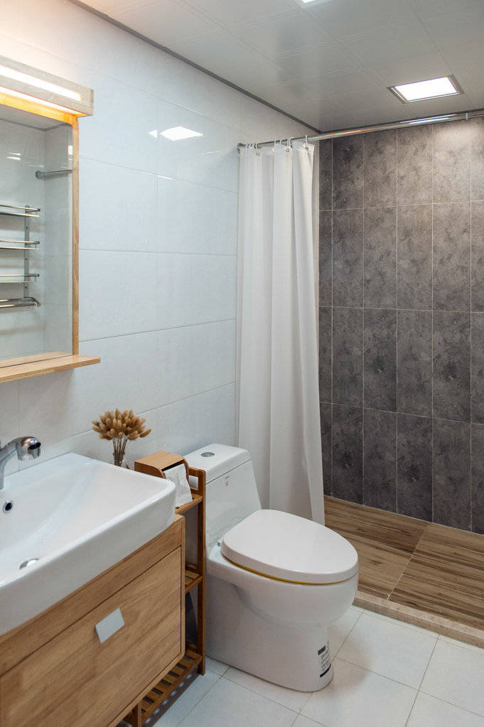 小浴室用浴帘取代玻璃，不仅避免自爆伤人，还能省下一笔装修费