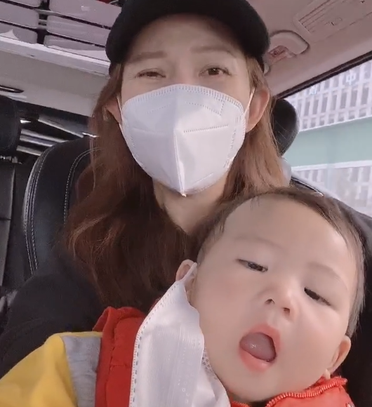 張晉帶兒子玩彩虹滑道，樂兒頭髮被吹成中分，臉嚇得通紅表情淡定