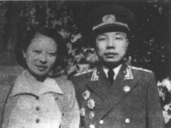 她16岁嫁给肖华，44岁被囚3年，50岁与被关六年的