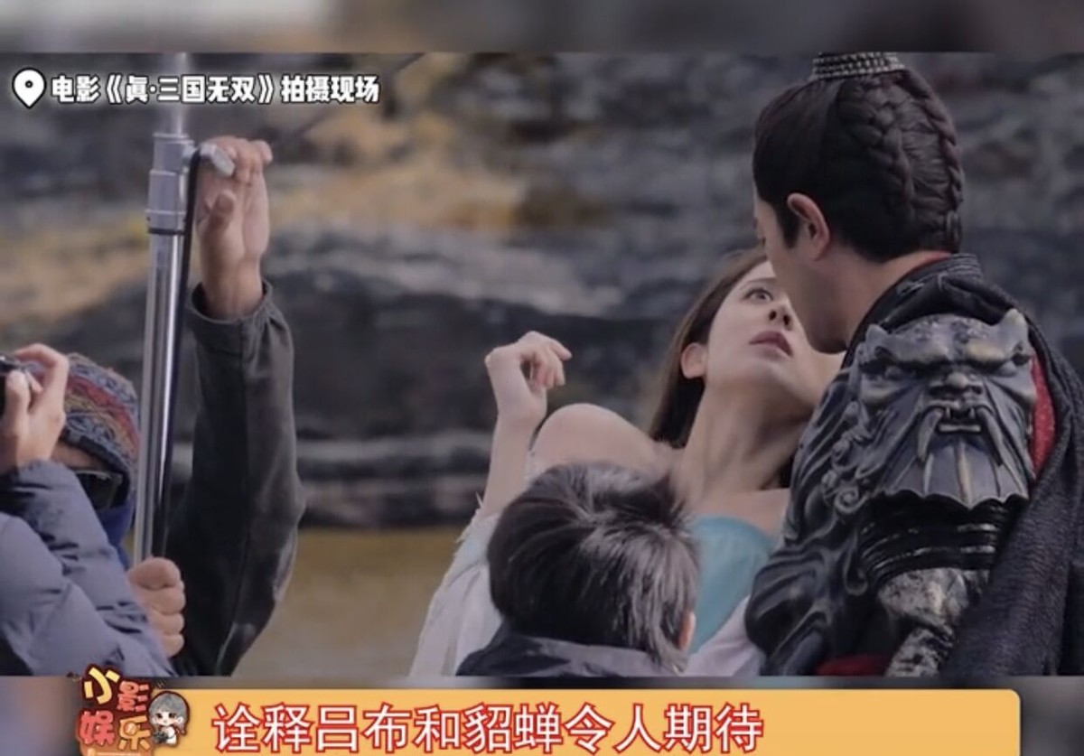 古天乐帮娜扎整理头发，女方表情一脸娇羞，两人差22岁演情侣