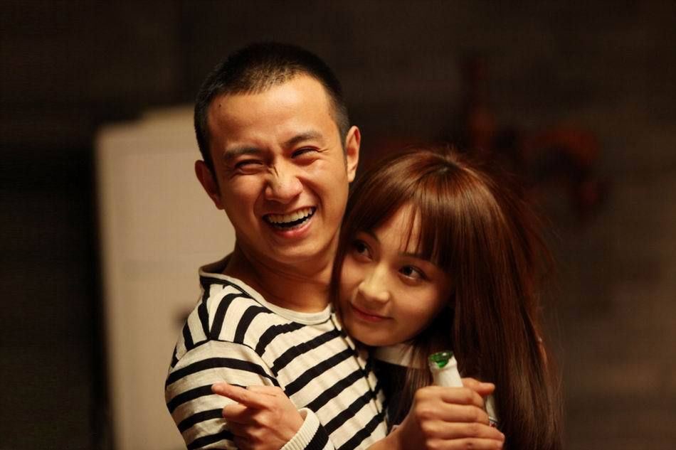 文章新恋情曝光!开百万豪车带女方出街,当众