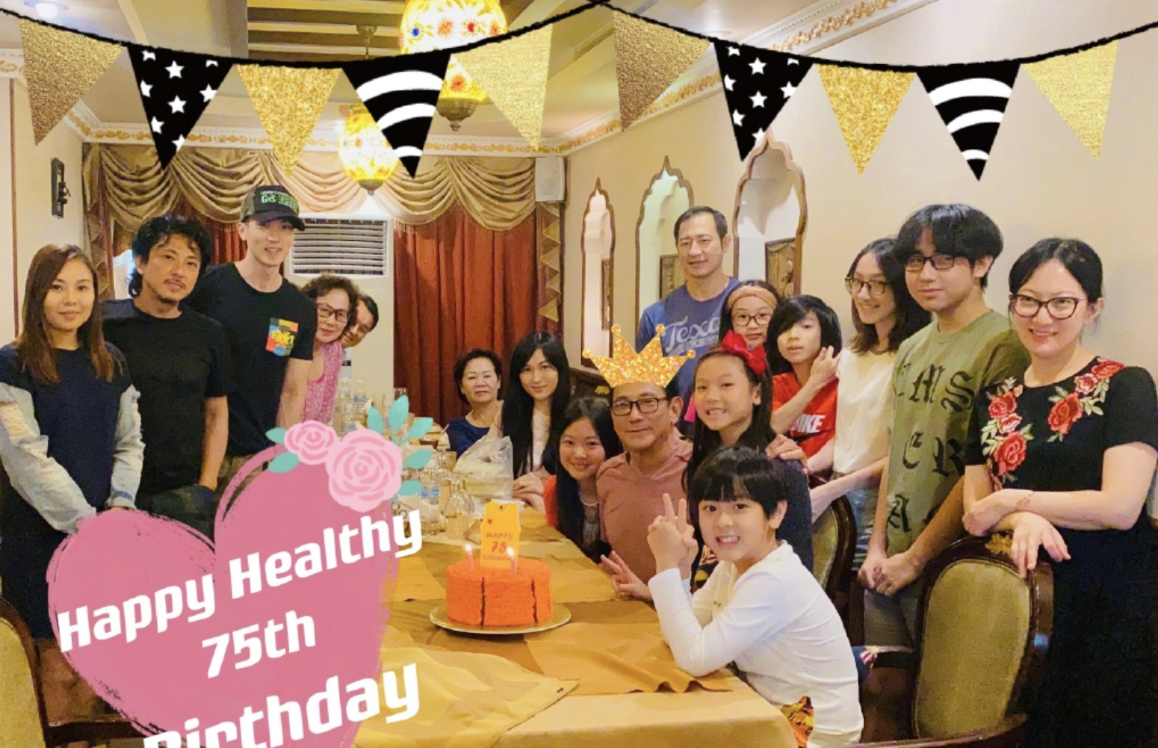 吴尊晒照为75岁爸爸庆生，十几口人同框人丁兴旺，可惜妈妈已离世