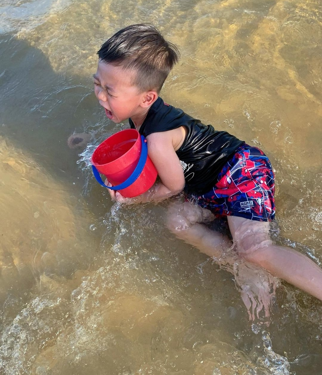 胡杏儿内地拍戏，丈夫既当爹又当妈带儿子捡贝壳，奕霆呛水萌态足