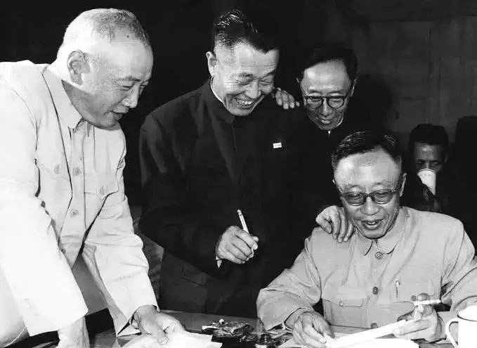 1937年，陈赓赤着脚参加国民党的宴会，宋希濂说：他就是这个脾气