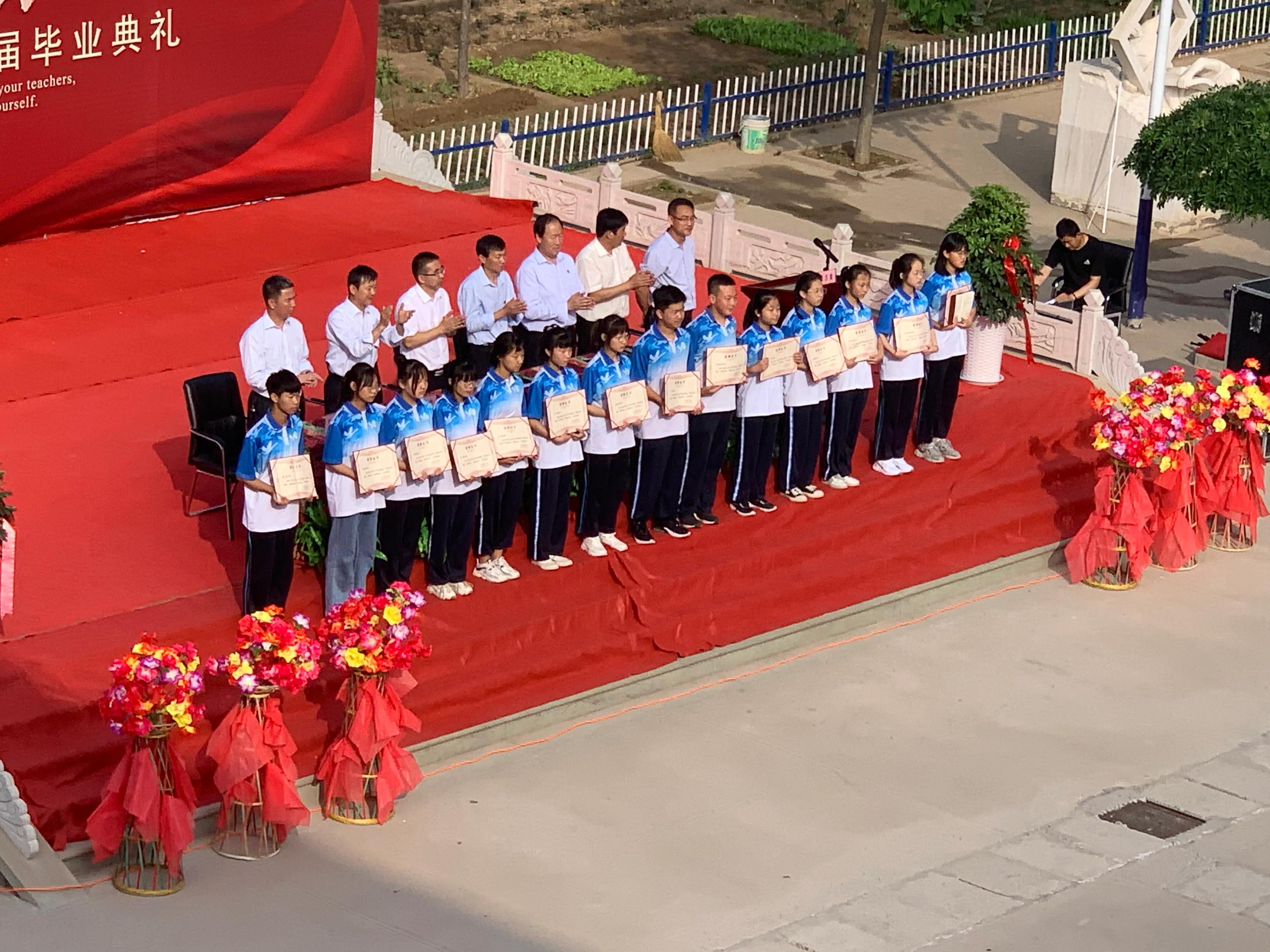 清澗縣昆山中學(xué)舉行2021屆畢業(yè)典禮(圖14) 清澗縣昆山中學(xué)舉行2021屆畢業(yè)典禮(圖14)