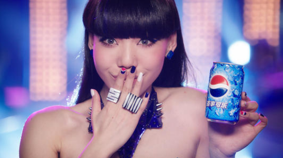 从顶流到小县城商演，吴莫愁的落魄，不仅仅是