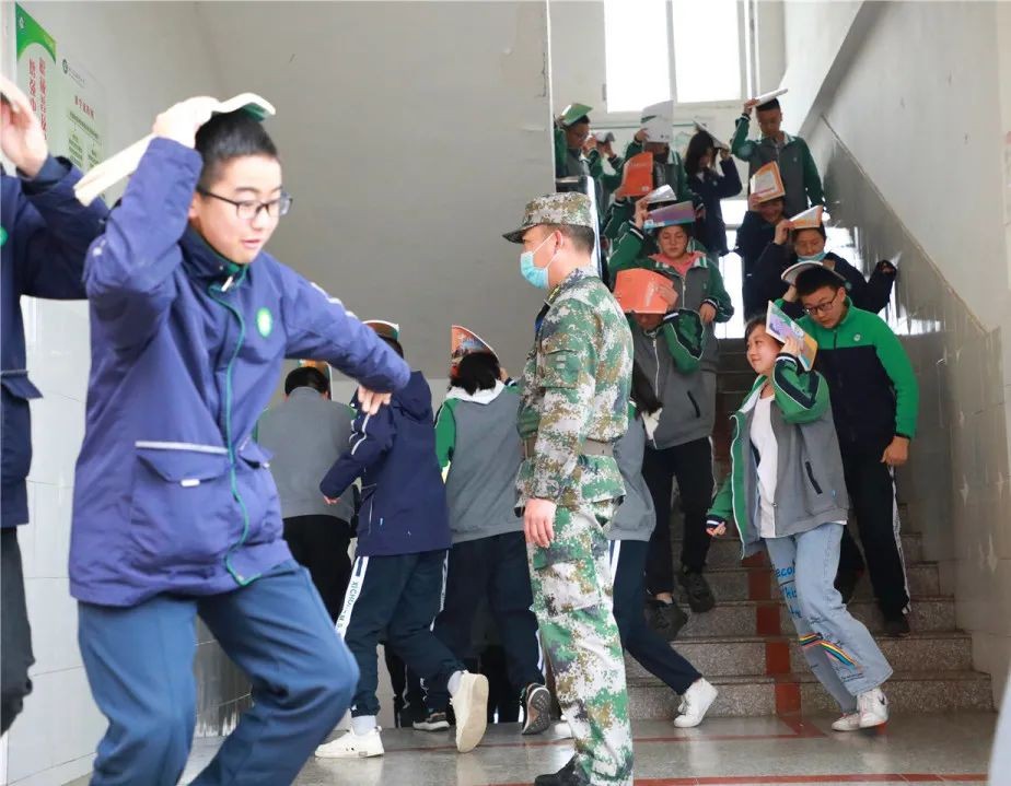 西充中学举行防震避险应急疏散演练