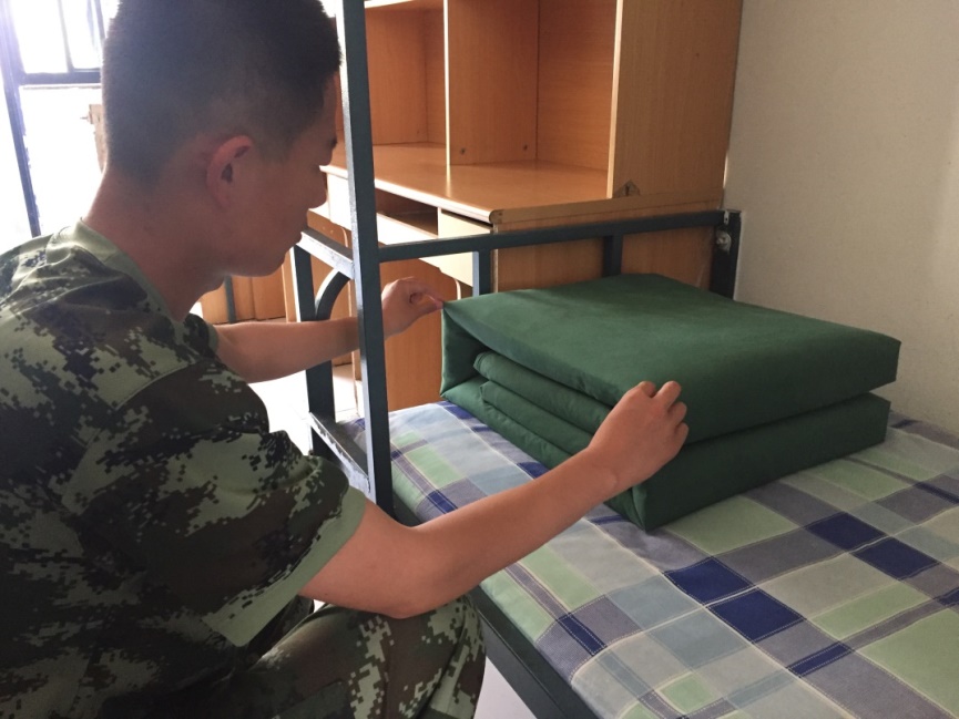 我军为什么要叠“豆腐块”？英美法三国军队都