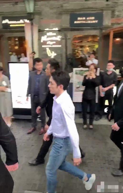 李佳琦就保镖推人一事道歉：主办方安排的安保，不想打扰他人生活