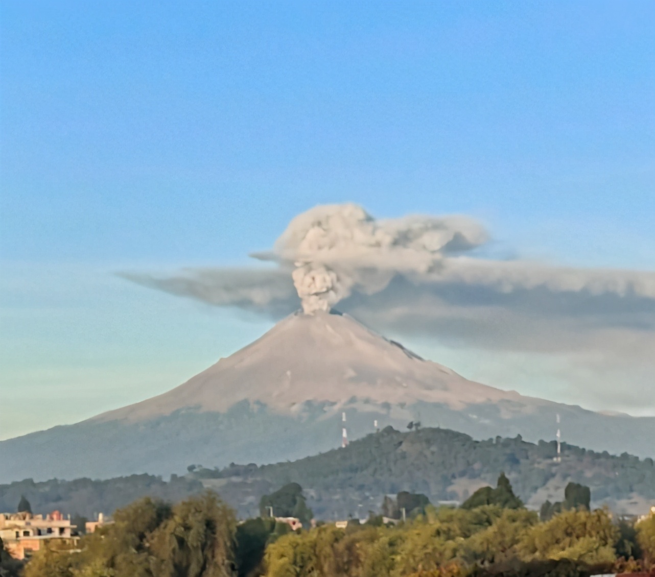 惊恐！墨西哥火山喷发，烟雾弥漫形状如骷髅头，当地人纷纷吓坏