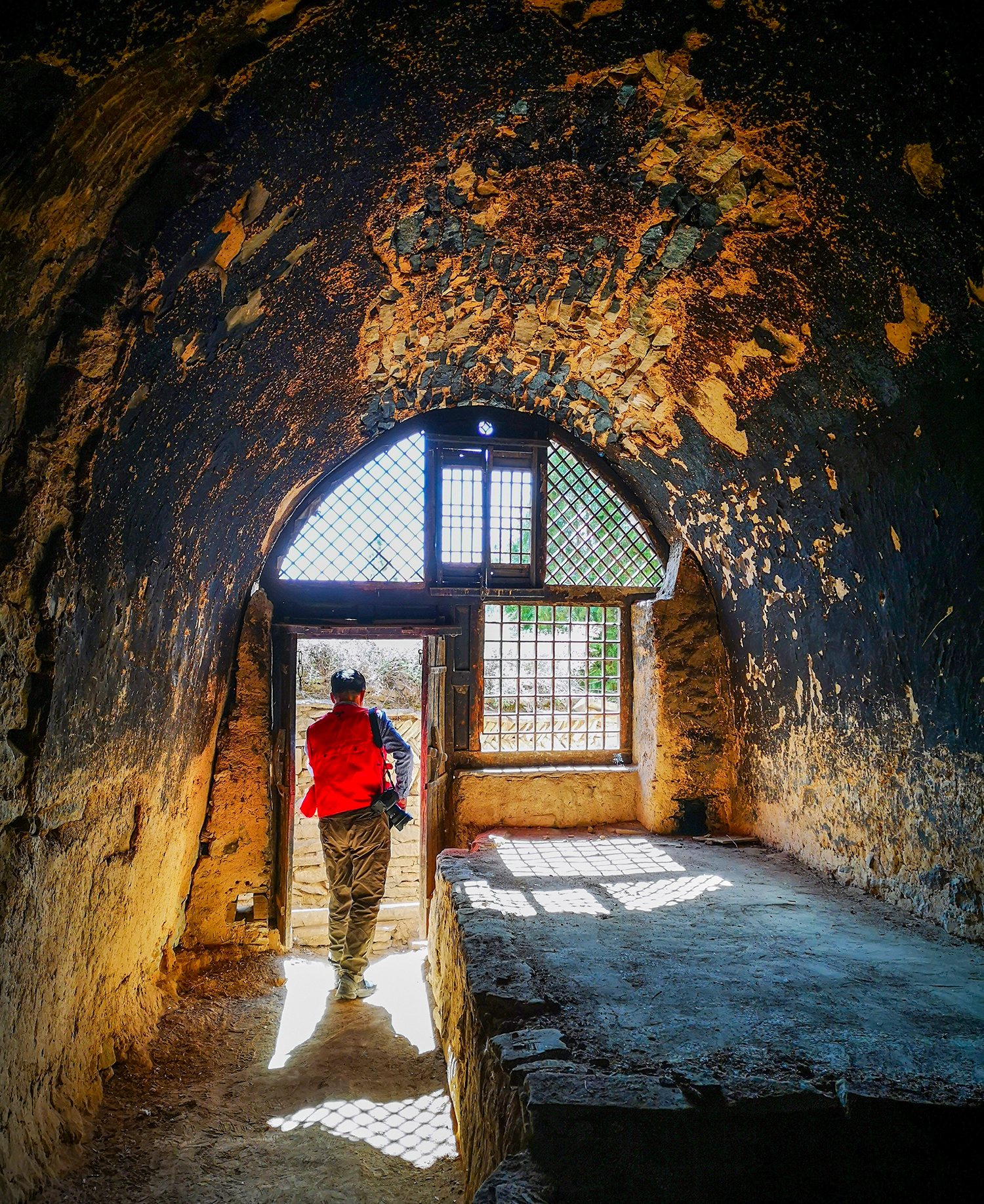 黄土高原上的千年古窑洞诉说着千年历史