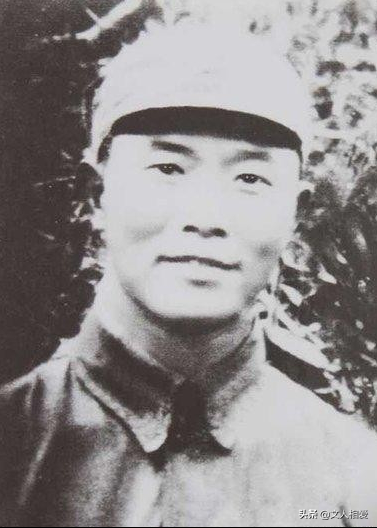 国军团长起义被下属谋害，中18刀加一枪不死，授