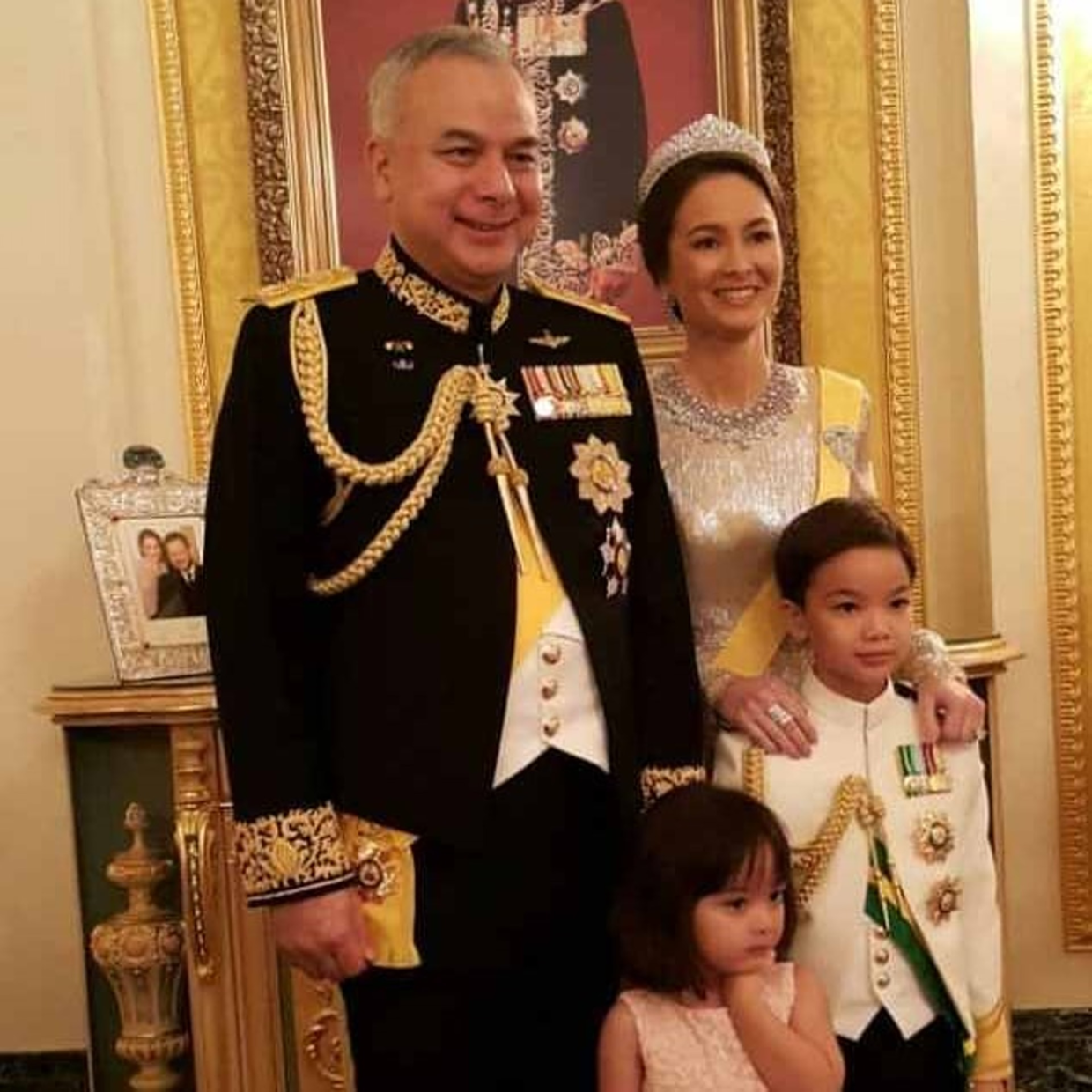 9岁公主“可爱臭脸”萌翻全球！奶凶高冷，连英国王子都不睬