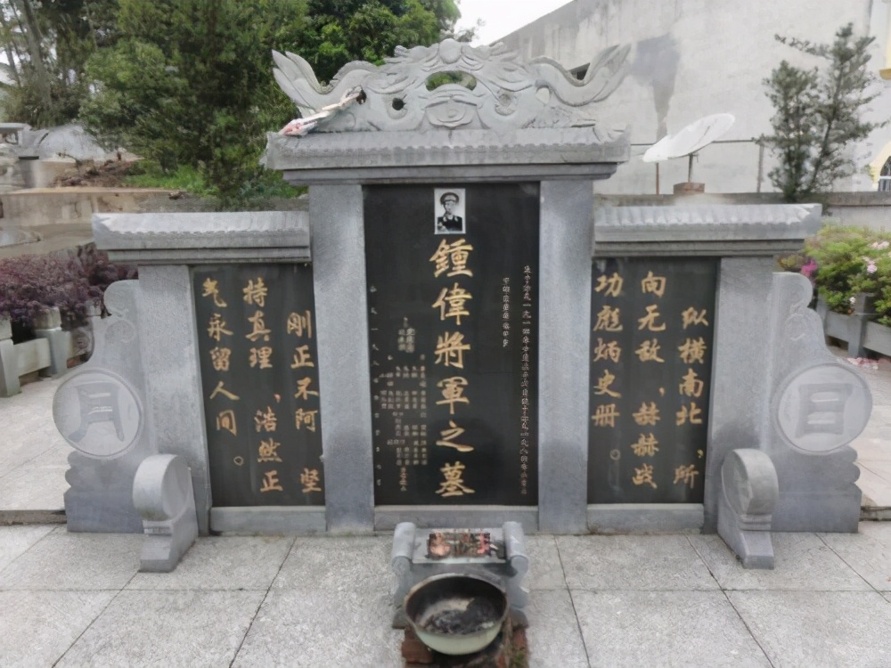 钟伟：不满少将军衔，三次抗命林彪名震四野，彭总临终不停念叨他