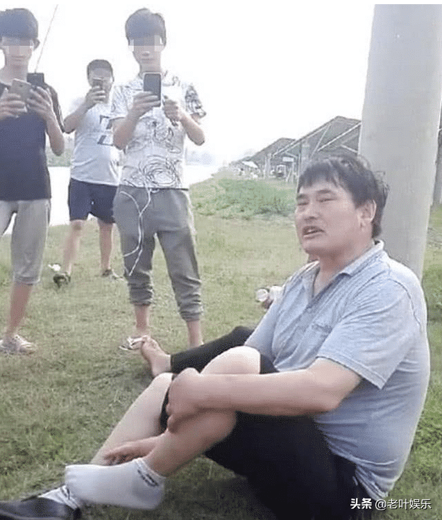 草根明星“大衣哥”忍讓9年，一次性討回，出手?jǐn)財(cái)啻迕褙?cái)路