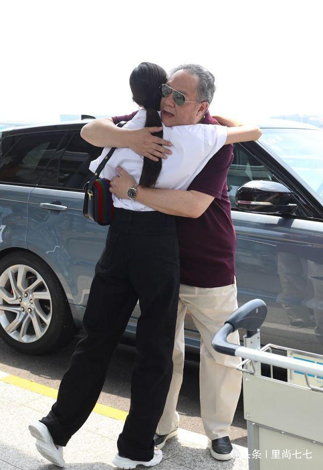 被曝恋张一山后宋妍霏走机场，亲爸来接机，戴