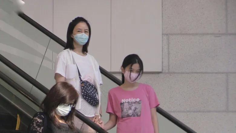 關詠荷和女兒手牽手逛街感情好，14歲張童模樣清秀甜美像媽媽