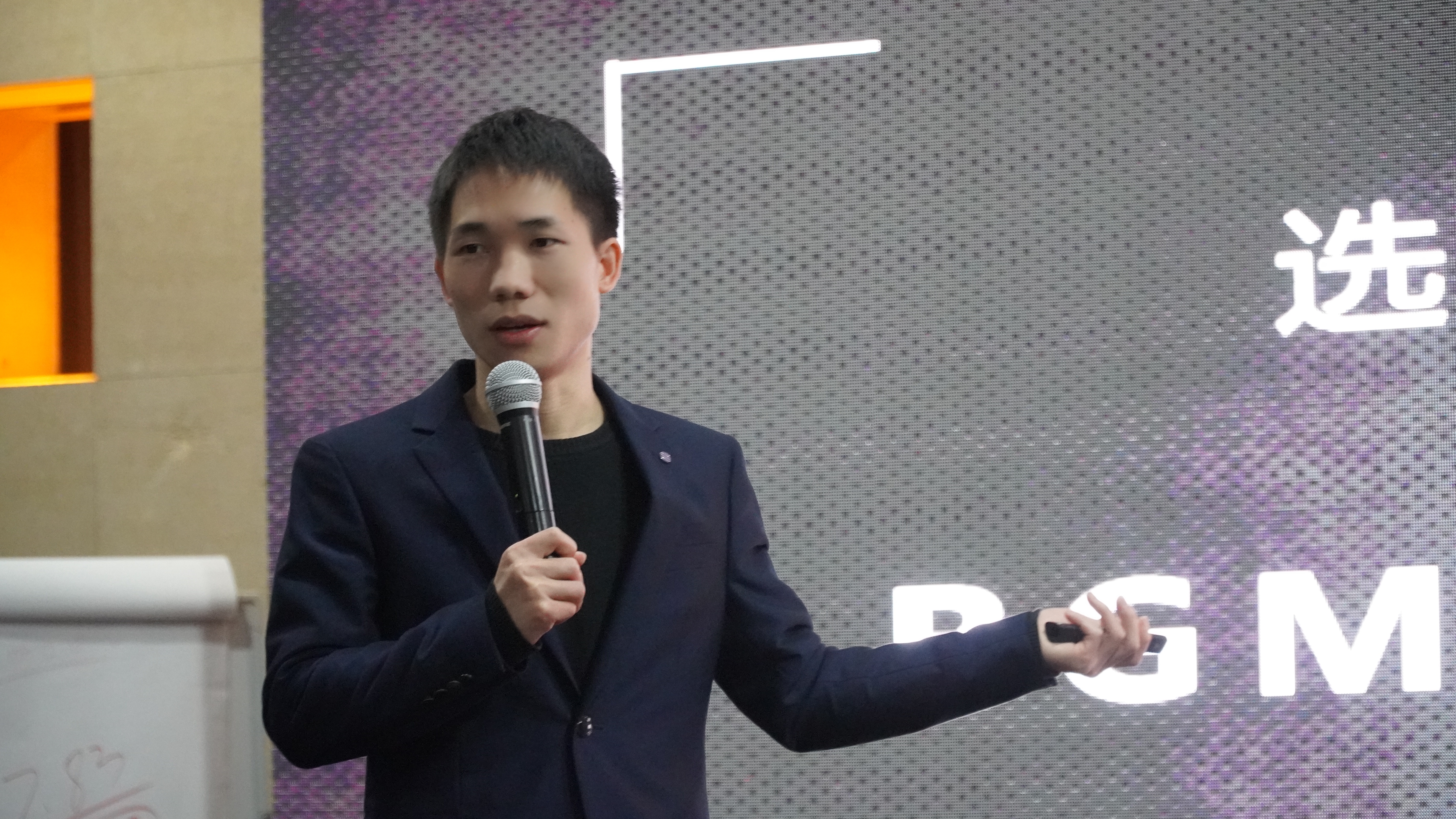 男子做自媒体一个月赚180万，从地下室搬到1700平写字楼