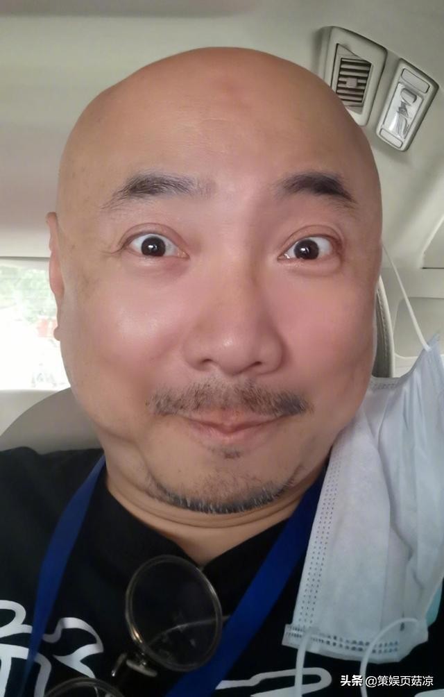 徐峥与两美女吃火锅，肚子发福像怀胎7月，没开工疑似被同行排斥