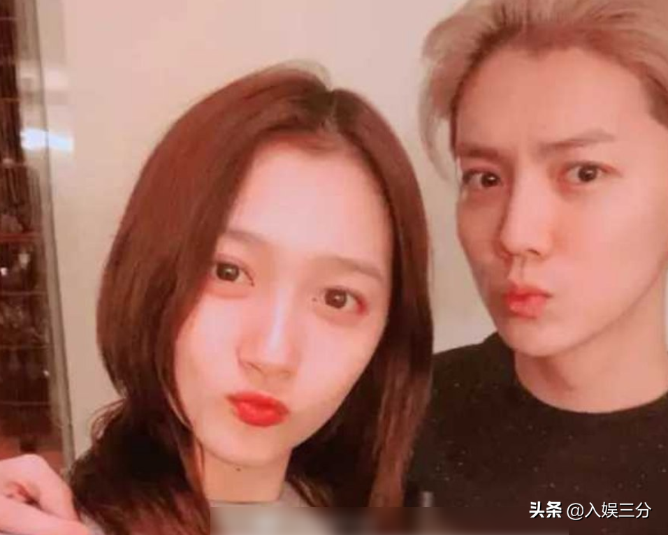 鹿晗有多宠关晓彤？直播时写的卡片成焦点，三年感情状态很显然