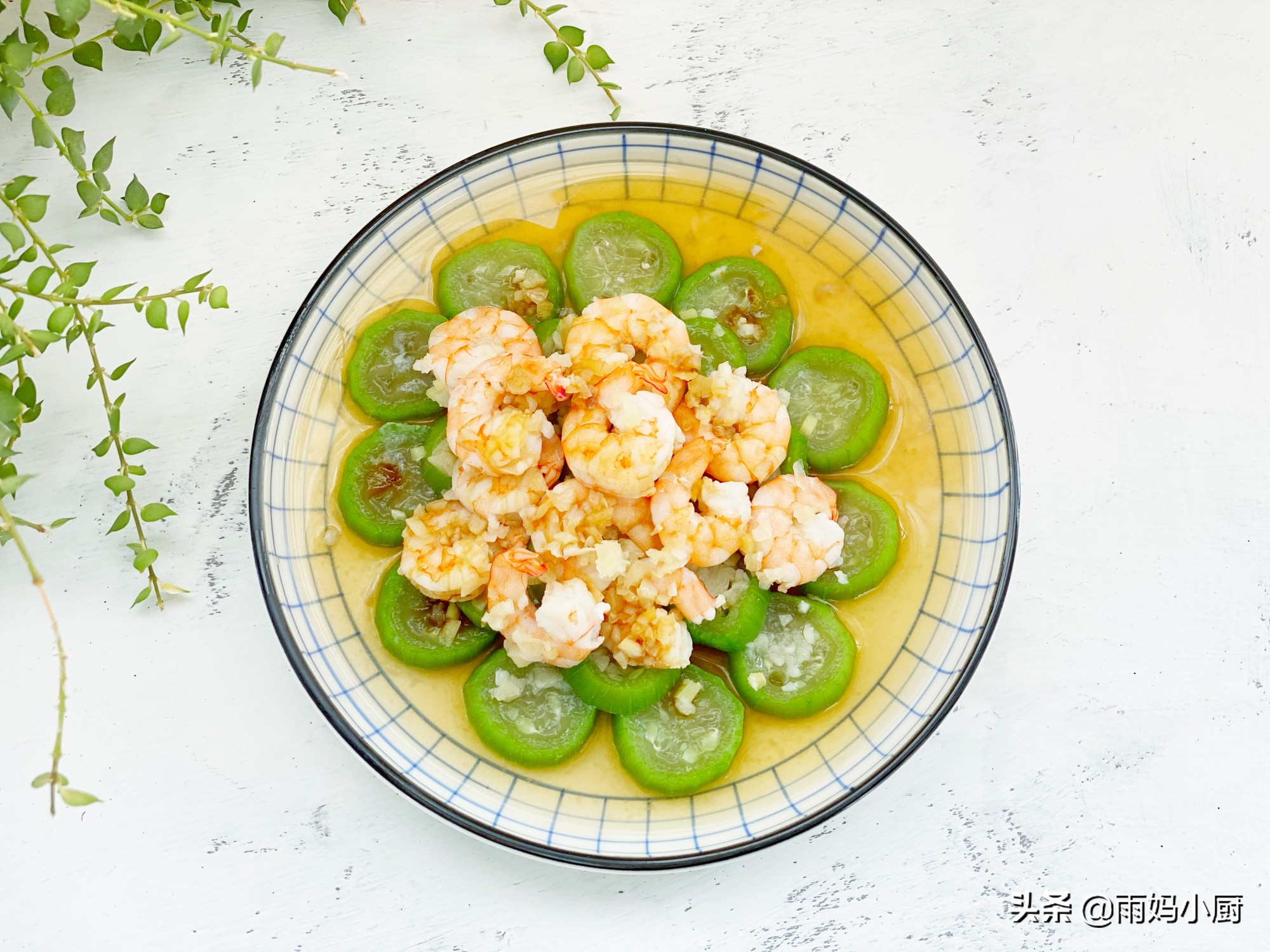 絲瓜和蝦仁一起蒸，味道鮮美又順滑，簡單易做上桌湯汁都不剩