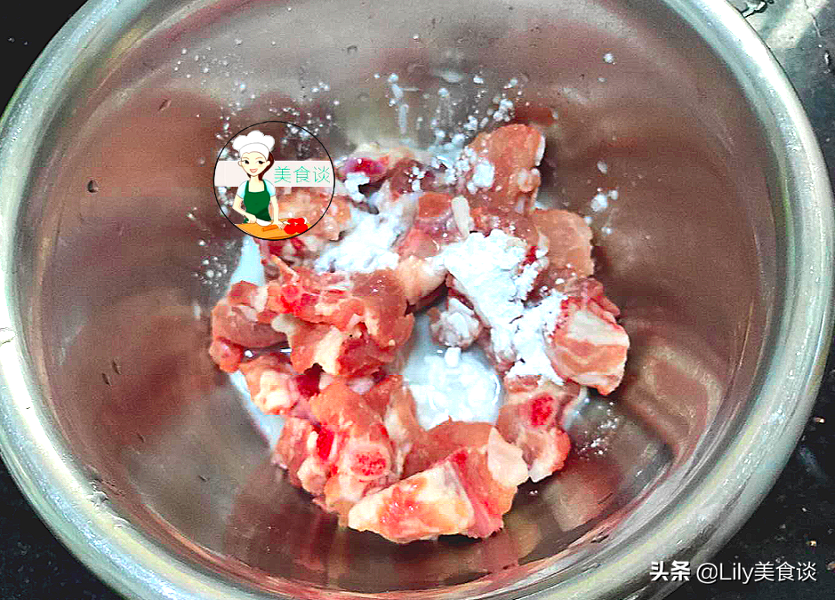 蒸排骨時，別傻傻先焯水，大廚教你這一招，排骨嫩滑多汁，特鮮美