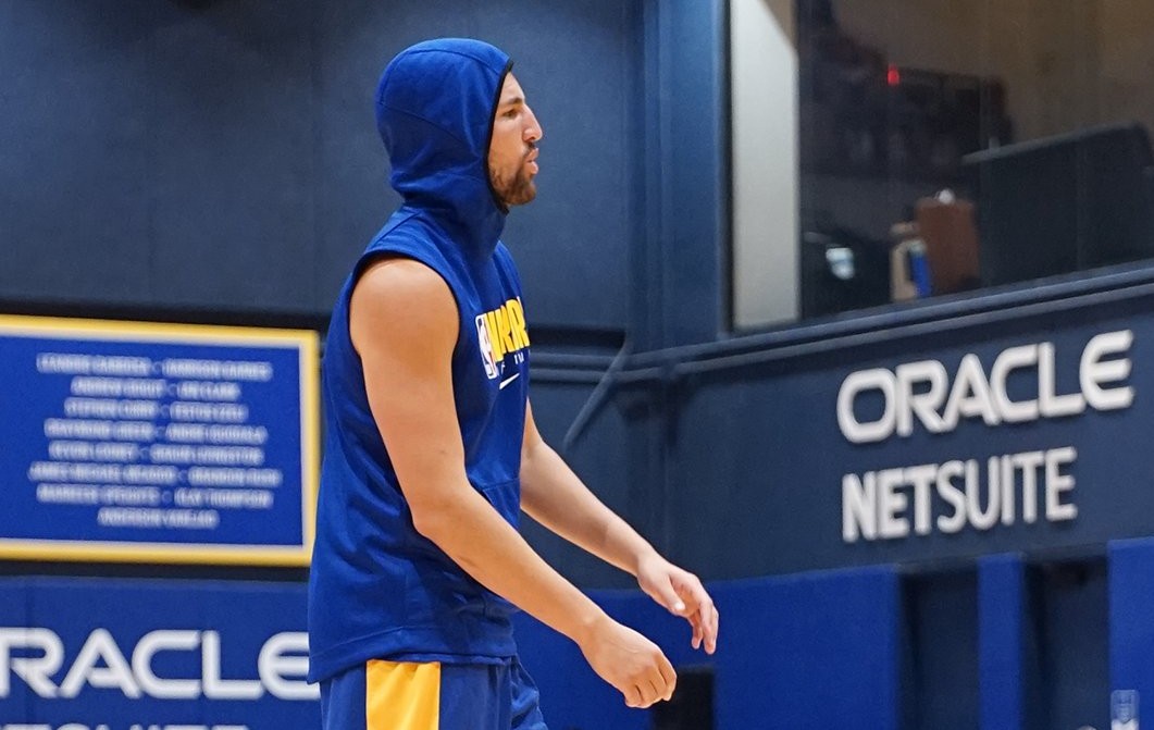 470天后首次合練！ 湯普森終於回來了，科爾評價：他的移動很好