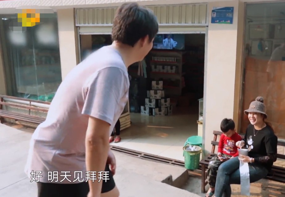 《向往4》黄磊在村发现小卖部看清货架上商品后