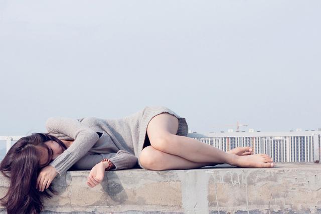 结婚三年，老公带着女人回家，我抱着我们的儿