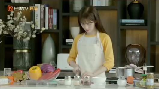 鞠婧祎有多装？上综艺节目笑都不敢笑，网友：