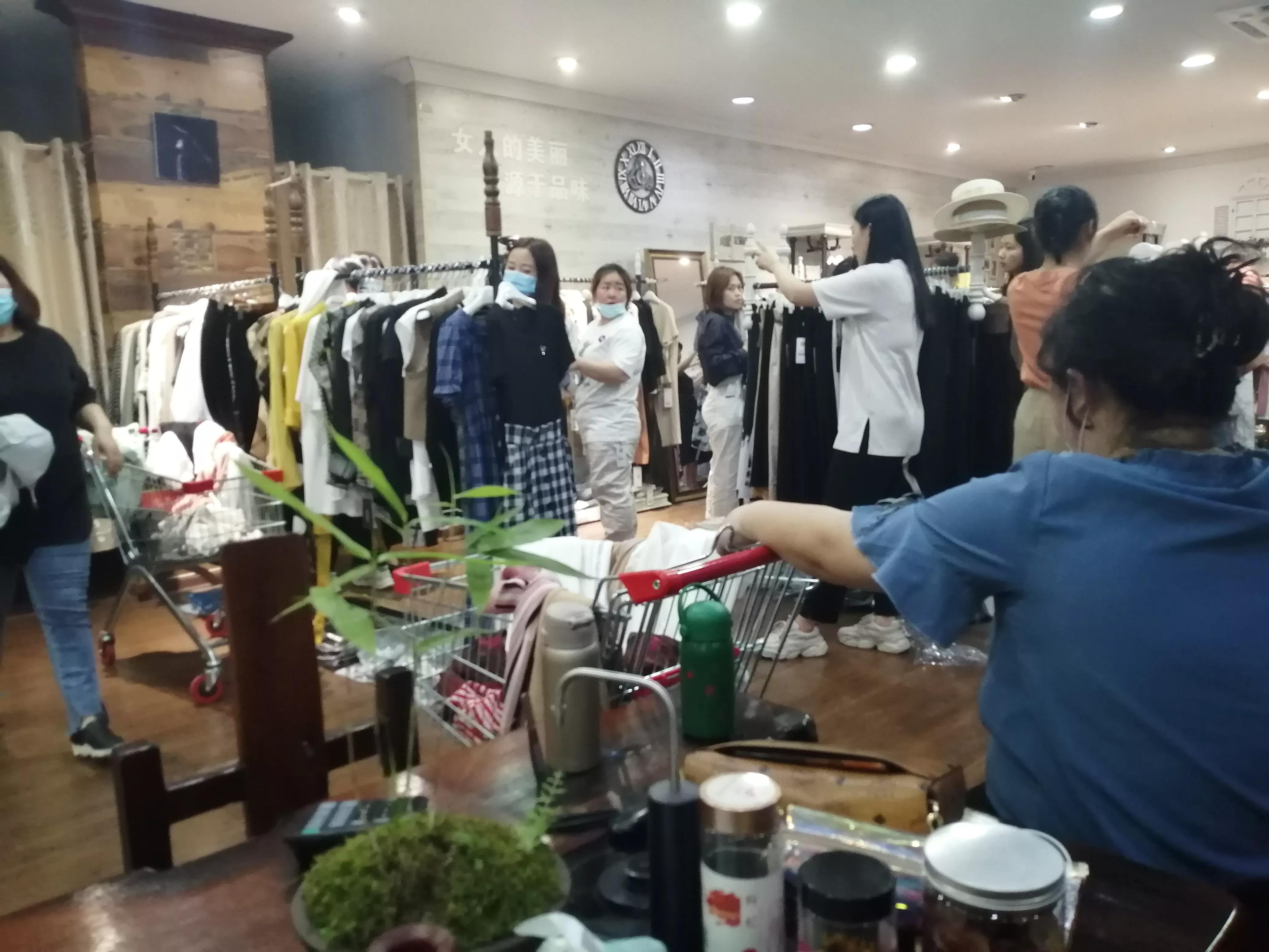 合肥仓储店模式悄然兴起，品牌服装比网店低，客流如潮