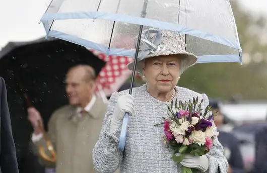 英国王室今年要没钱了？女王把最爱庄园改电影院，子孙卖隐私捞钱