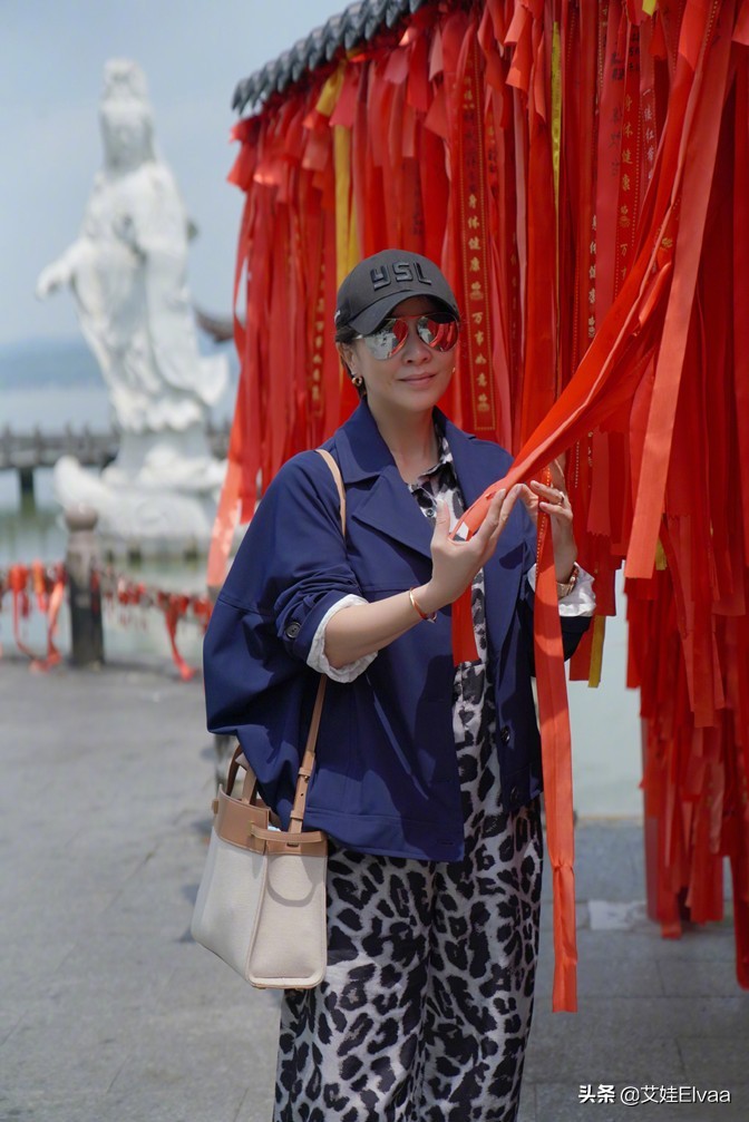 刘嘉玲携母拜佛祈福，穿连体裤靠边站，刘妈拎40万包不小心露富了