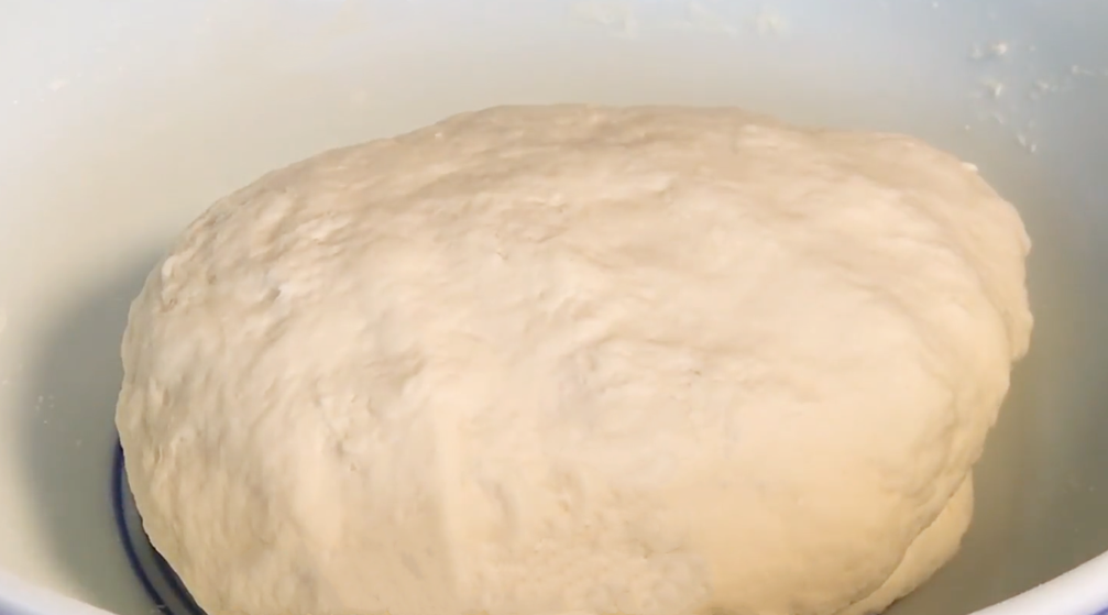 1塊豆腐，加1把韭菜，我家隔三差五就吃，皮薄餡大，飯店吃不到