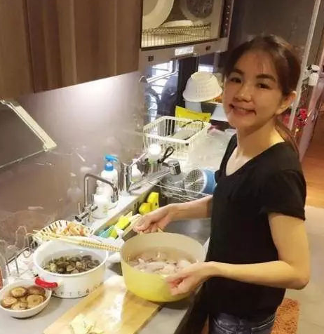 40岁Ella晒生活照，复式豪宅内景曝光，客厅装修得文艺又温馨