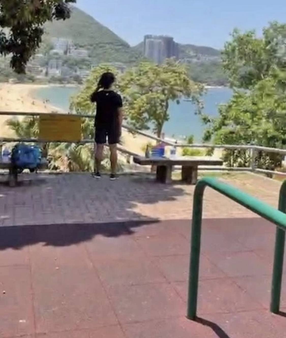 前TVB花旦直播失策露出肚腩，网友笑其幸福肥，老公意外出镜