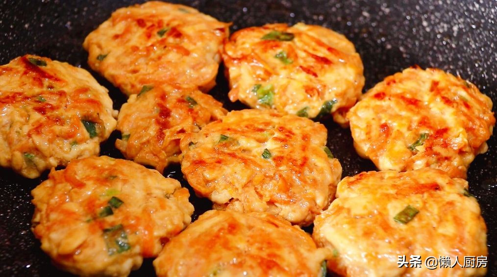 很多人說雞胸肉吃著柴，那是你不會做，配上胡蘿蔔，做成雞肉餅