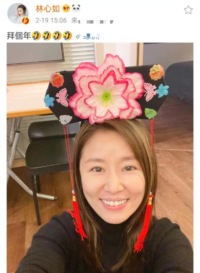 林心如戴女兒髮箍玩自拍，45歲秀懟臉全素顏，顏值超耐打