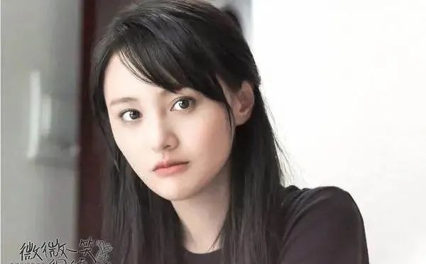 郑爽落泪自称太懂事，镜头背后却总在搞事情，魏晨一语道破真相