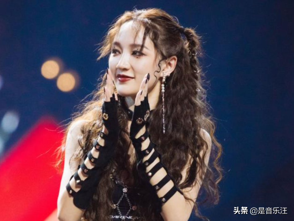 封面|孟佳新歌封面疑似抄袭！靠“脱衣服”制造热度 骂声和嘲讽充斥了超话广场